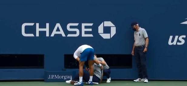 Djokovic acerta bolada em juíza e é desclassificado do US Open